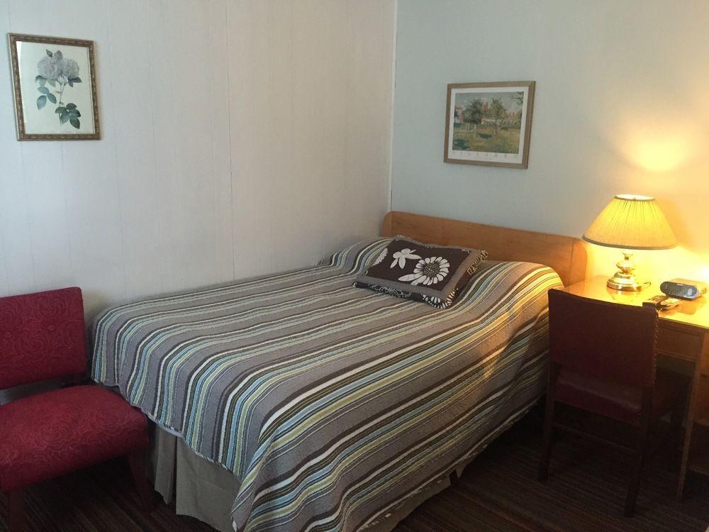 Twin Peaks Motel Napanee Екстериор снимка