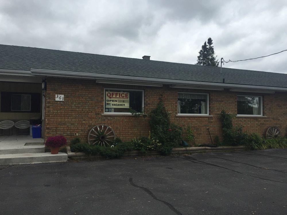 Twin Peaks Motel Napanee Екстериор снимка
