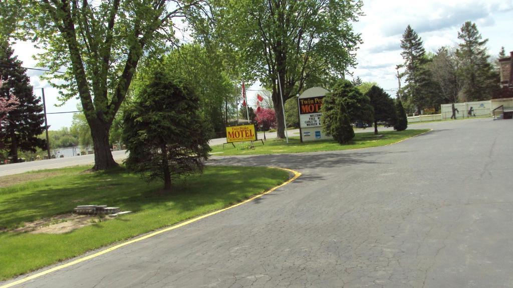 Twin Peaks Motel Napanee Екстериор снимка