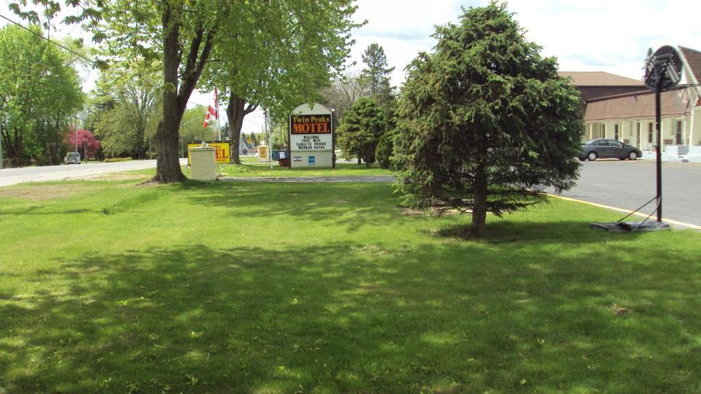 Twin Peaks Motel Napanee Екстериор снимка