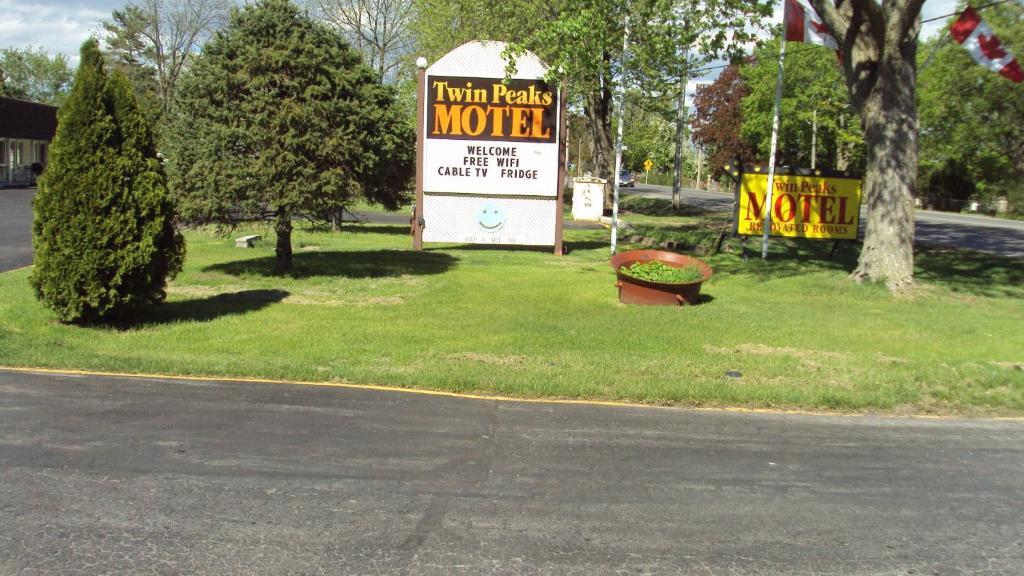 Twin Peaks Motel Napanee Екстериор снимка