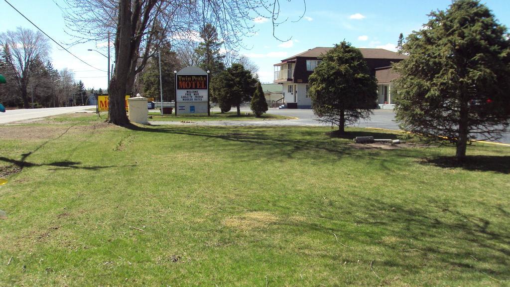 Twin Peaks Motel Napanee Екстериор снимка